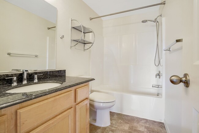 Building Photo - Beautiful 3 bed, 2 bath home in a quiet We...