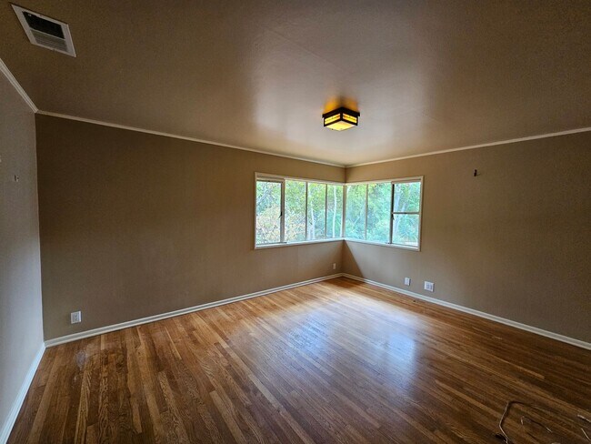 Building Photo - Stunning 5 Bed 3 Bath Naglee Park Home Wit...