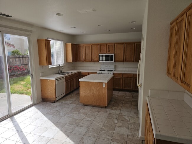 Building Photo - 35 Klondike Ct