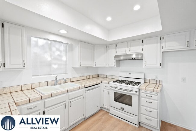 Building Photo - Gorgeous, updated 3 bed, 2 bath home in th...