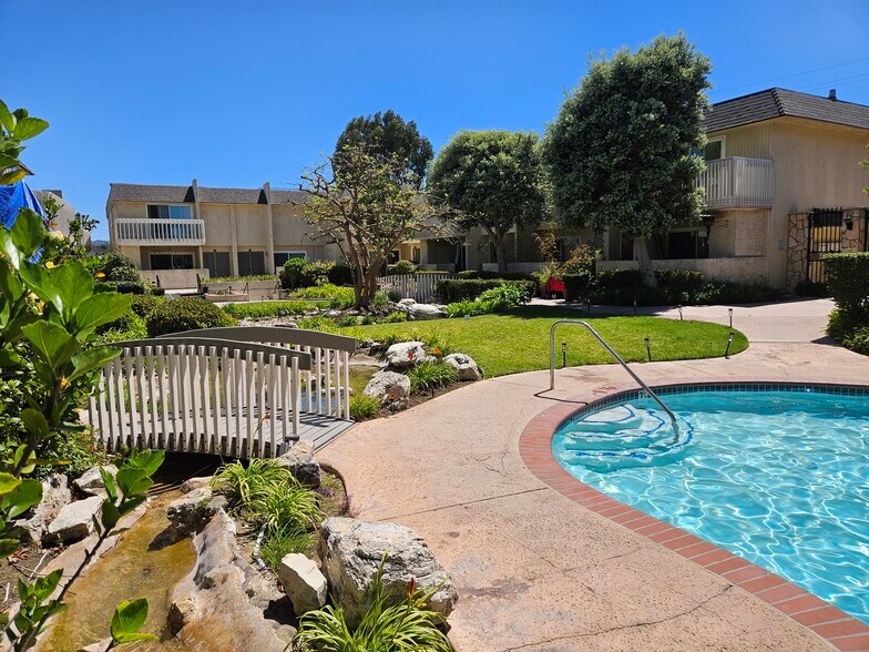 Courtyard view from pool - 1200 Opal St