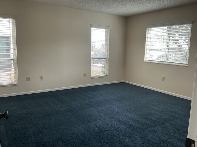 Building Photo - Lakeview Condo Available | Directly Across from Lake Hollingsworth