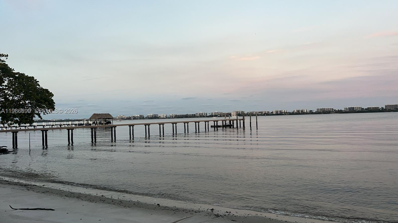 Building Photo - 1432 S Lakeside Dr