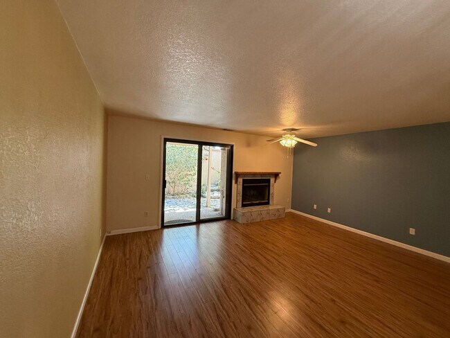 Building Photo - 2-bedroom condo near shopping, restaurants...