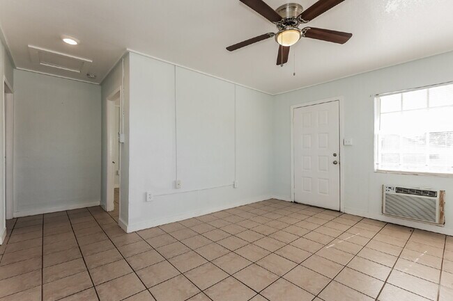 Building Photo - "Charming 2-Bed Oasis in Lake Wales - Cozy 624 Sq Ft Haven!"