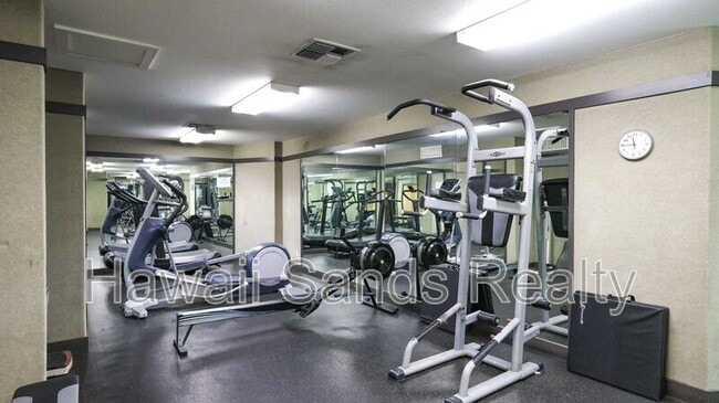 Building Photo - 501 Hahaione St