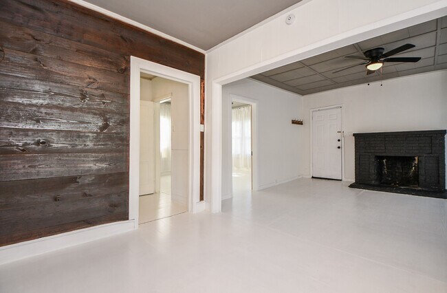 Building Photo - 208 Vincent St