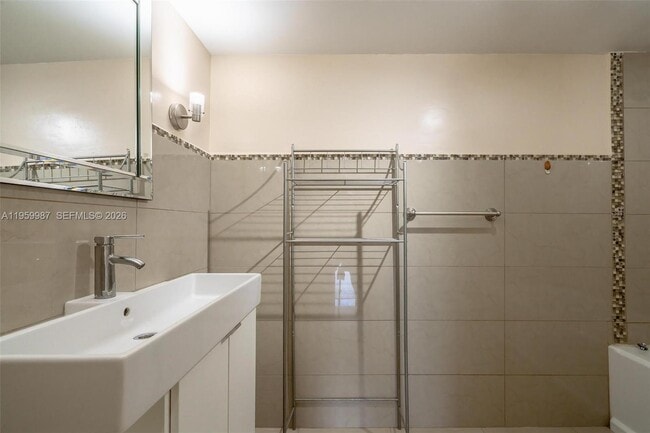 Building Photo - 1750 NE 191st St