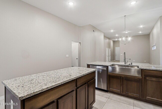 Building Photo - 916 Keenland Ave