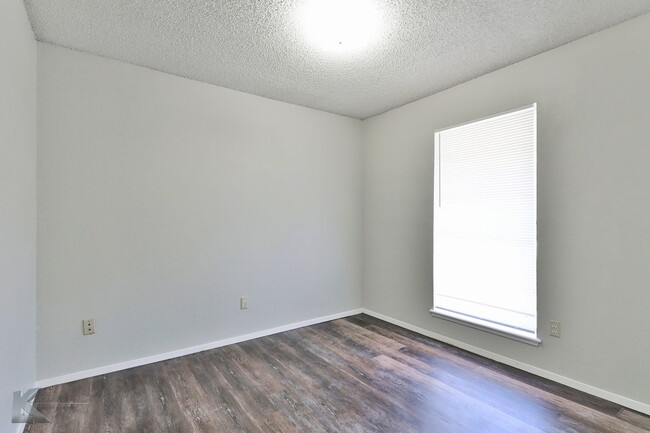 Building Photo - 3/2 REMODEL in 2024!