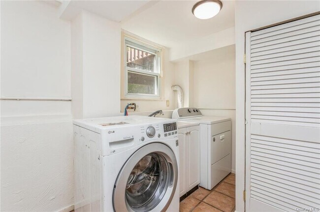 Building Photo - 2 Merion Dr