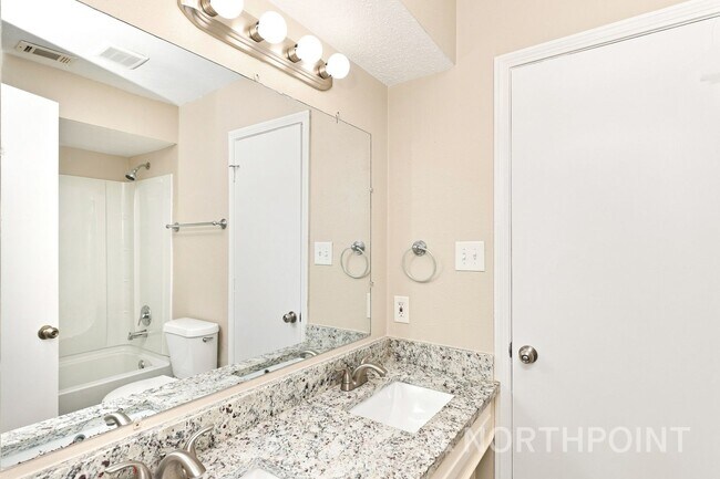 Building Photo - 3-Bedroom, 2 Bath Single Family for Rent in Dallas, TX | Front yard & Modern Kitchen