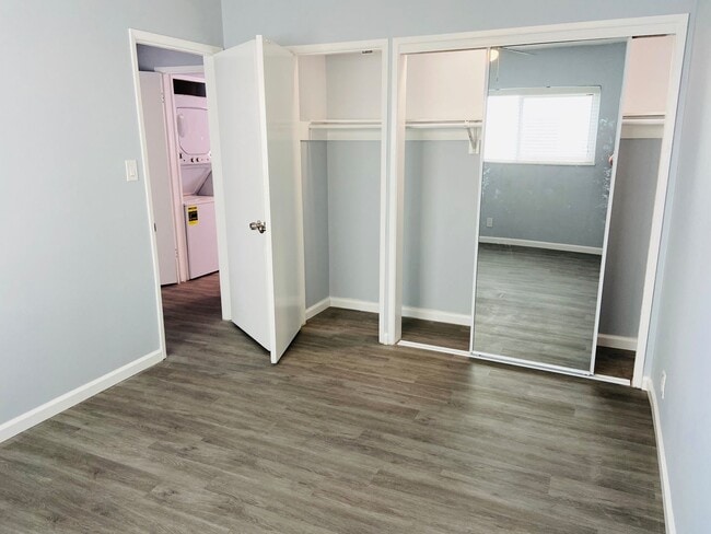Building Photo - Gorgeous Remodeled Downstairs Apartment w/Patio+Prvt Laundry+Garage+Views of Canals