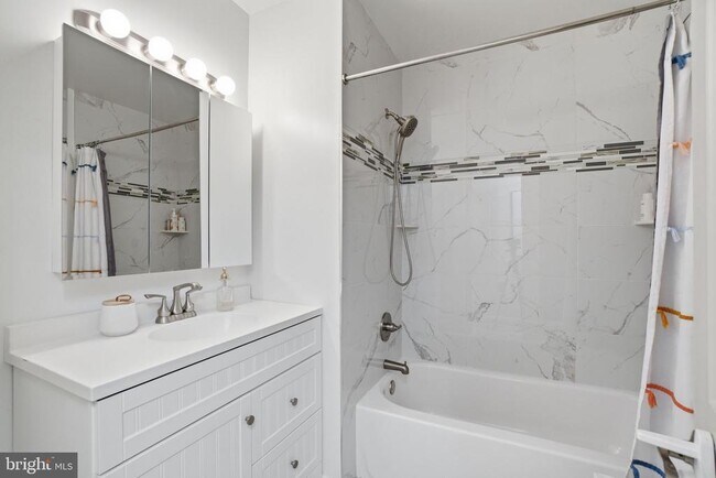 Building Photo - 510 Moat Way