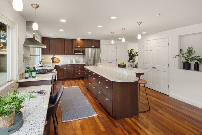 Building Photo - 5bd/2.75ba Bellevue Home