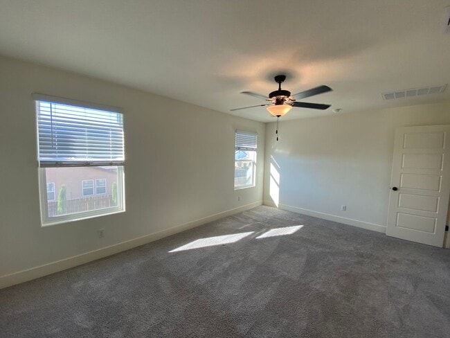 Building Photo - Beautiful 5 Bedroom 3.5 Bath Two-story sma...