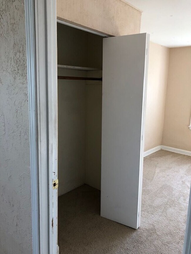 Building Photo - 731 E 7th St