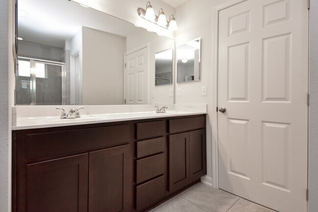 Building Photo - Modern 3BR/2BA Home in Desirable Westchest...