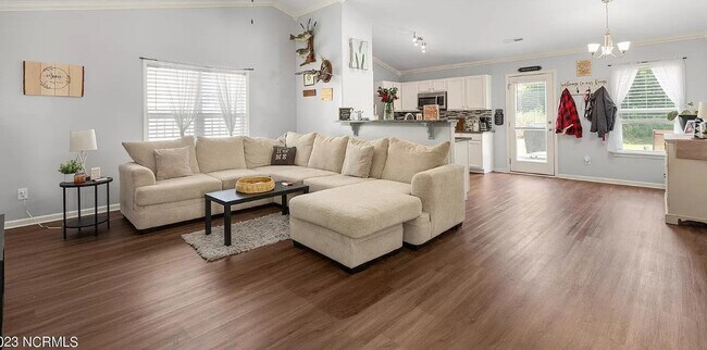Building Photo - Charming 3 bedroom 2 bath ranch style home...