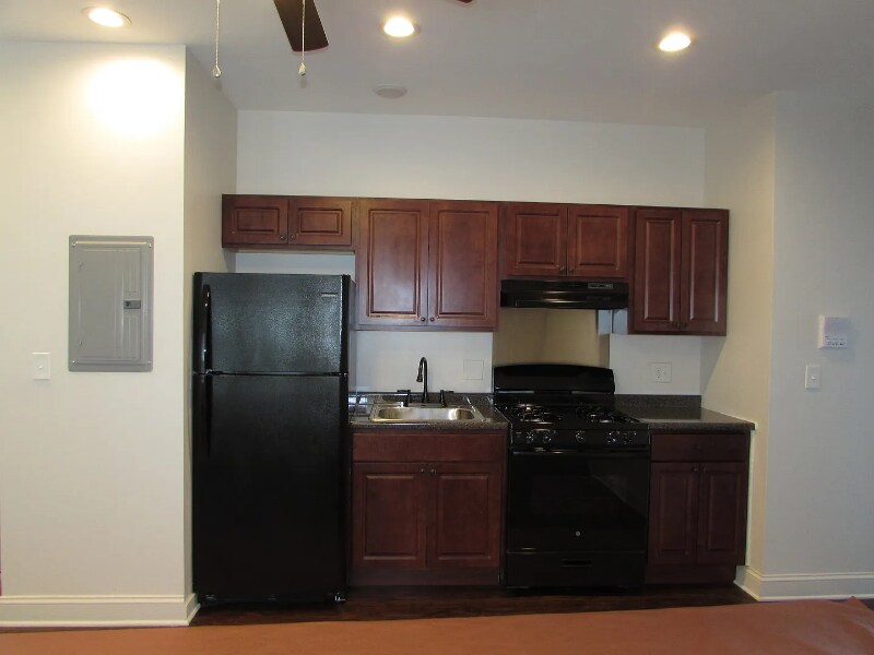 Building Photo - 8246 S Racine Ave