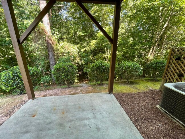 Building Photo - Beautiful 3 Bedroom End-Unit Townhouse