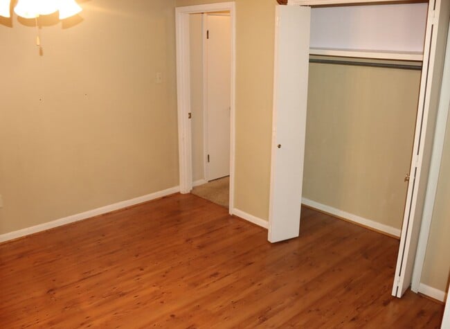 Building Photo - Charming family home in nice neighborhood