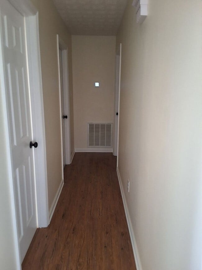 Building Photo - Strawberry Plains, 37871 - 3 bedroom, 2 bath home - Contact Sharon Arnwine (865) 313-7215