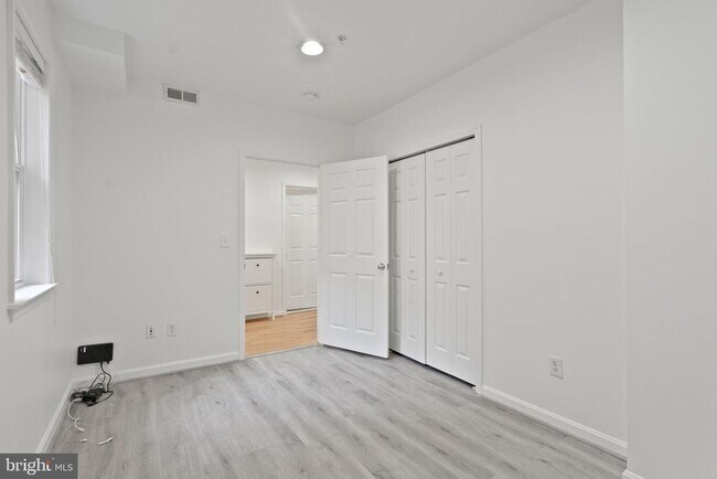 Building Photo - 610 Irving St NW