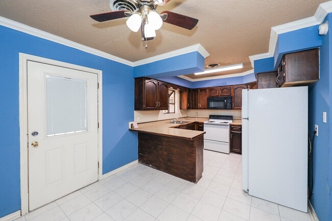 Building Photo - 806 Bustamante St