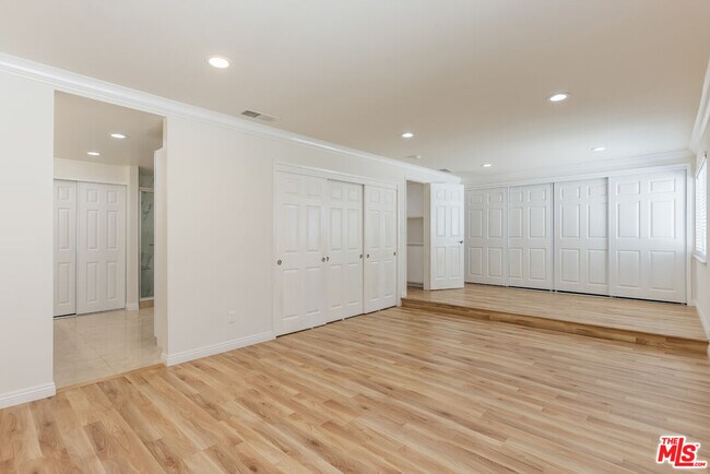 Building Photo - 10227 Autumn Leaf Cir