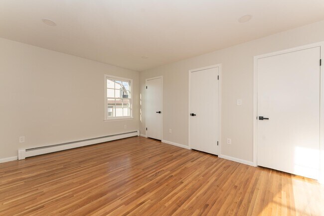 Master bedroom with two closets - 32 Roseland Ave
