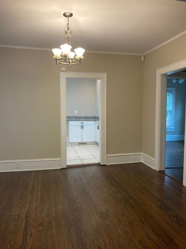 Building Photo - Spectacular Bungalow, Right Outside Uptown!