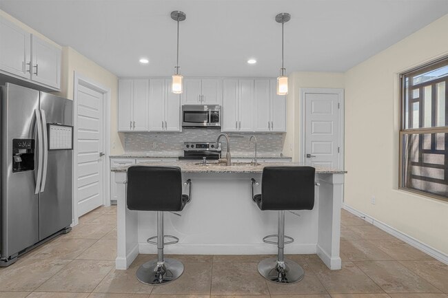 Building Photo - 902 La Rosita