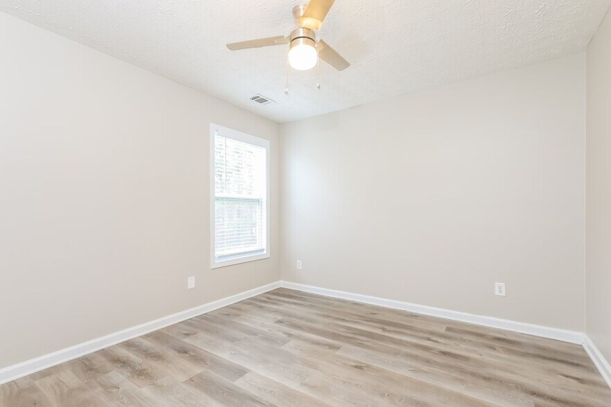 Building Photo - 2390 Village Green Dr