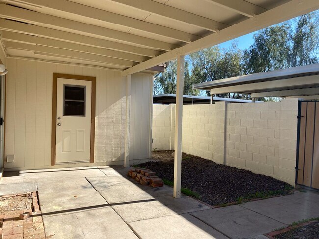 Building Photo - I-10 and Baseline, 3 bed, 2 bath, Patio home Fridge Included