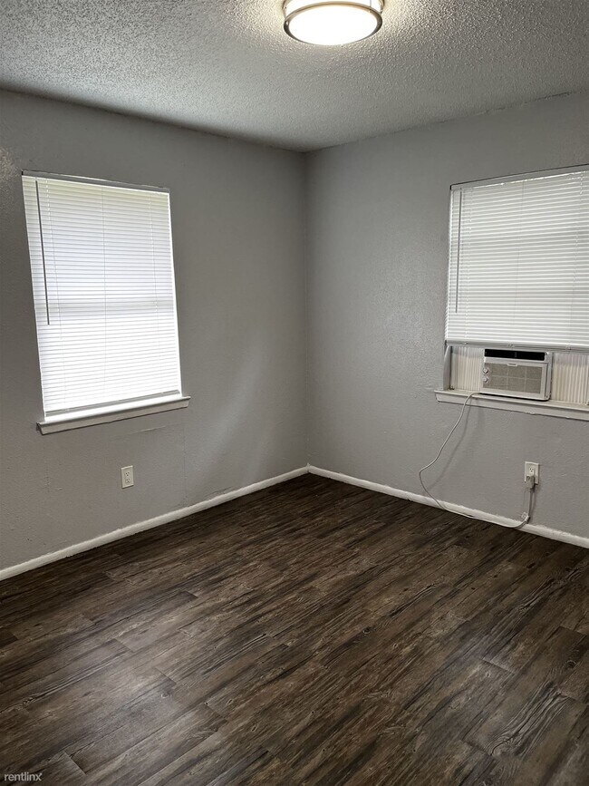 Building Photo - 2 br, 1 bath Duplex - 2510 Seminole St Dup...