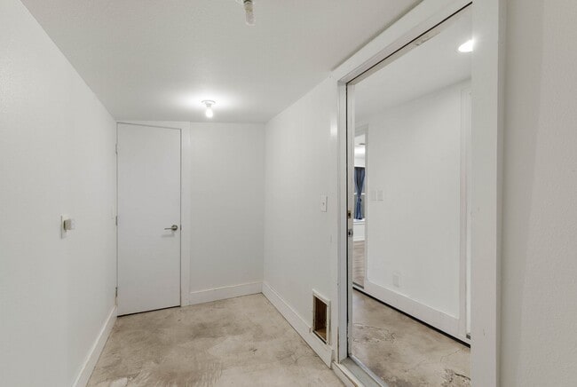 Building Photo - 121 W Woodlawn Ave