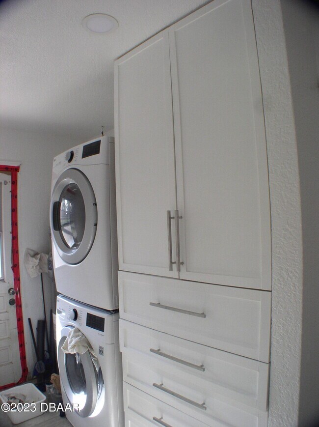 Building Photo - 8 Taxiway Lindy Loop