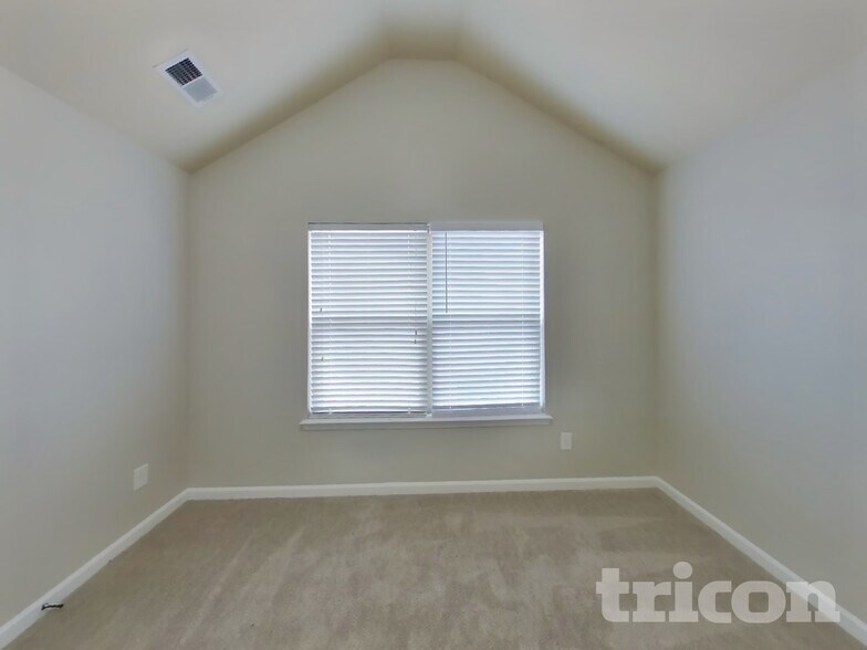 Building Photo - 744 Effendi Pl