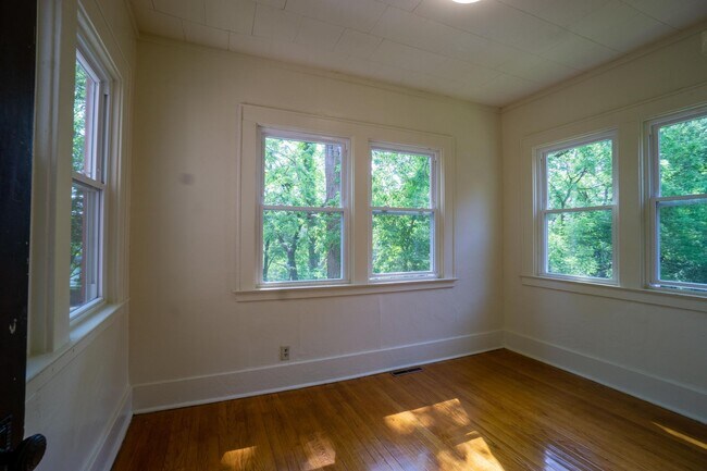 Building Photo - Spacious 4 Bedroom Apartment - 6/1/26