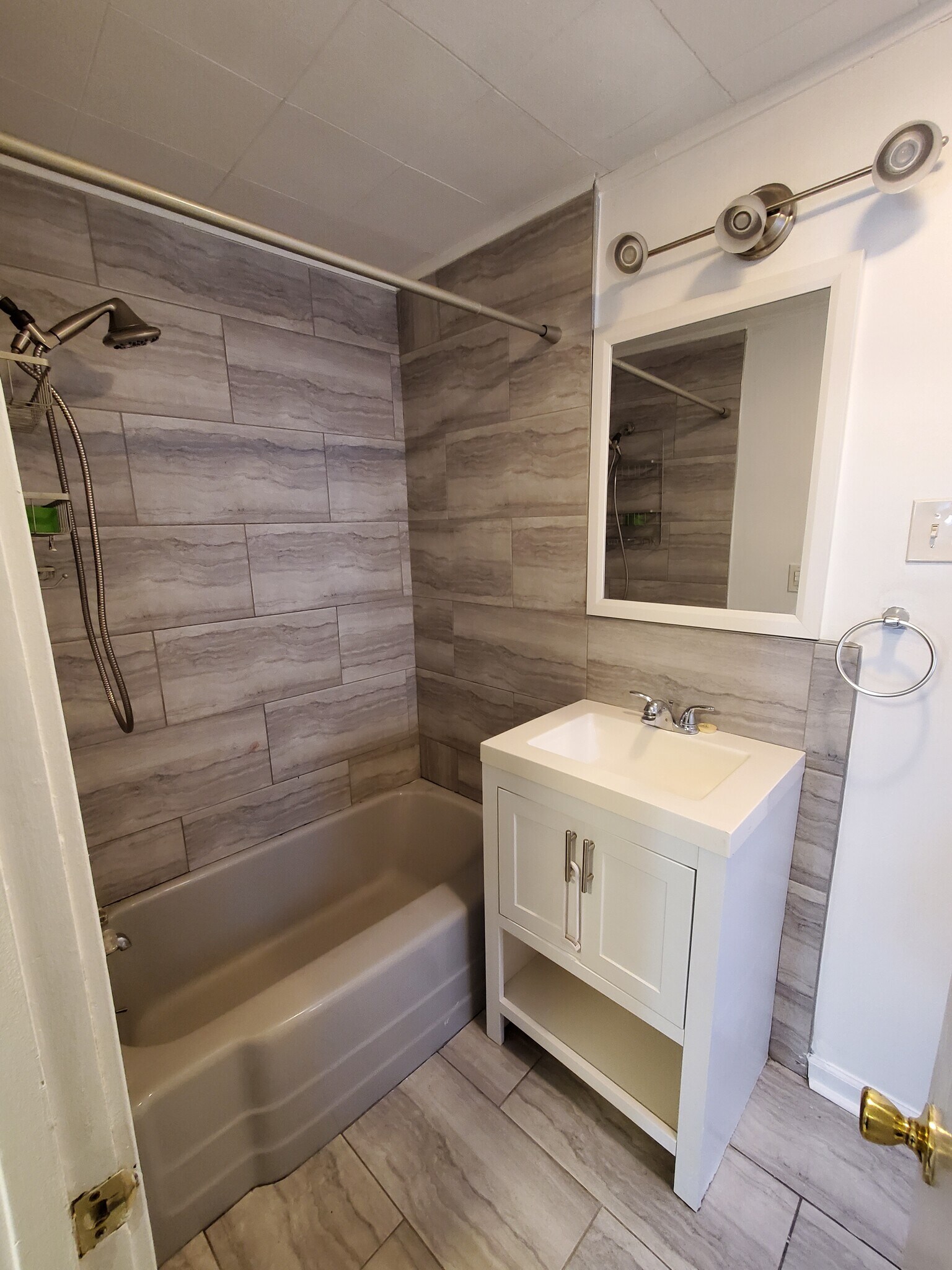 Bathroom - 834 N Greenview Ave