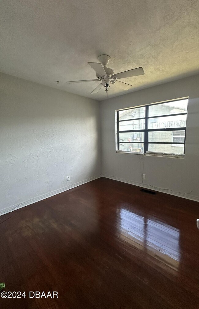 Building Photo - 736 White St