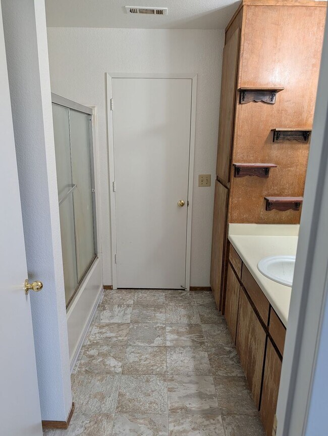 Building Photo - Newly remodeled Townhouse
