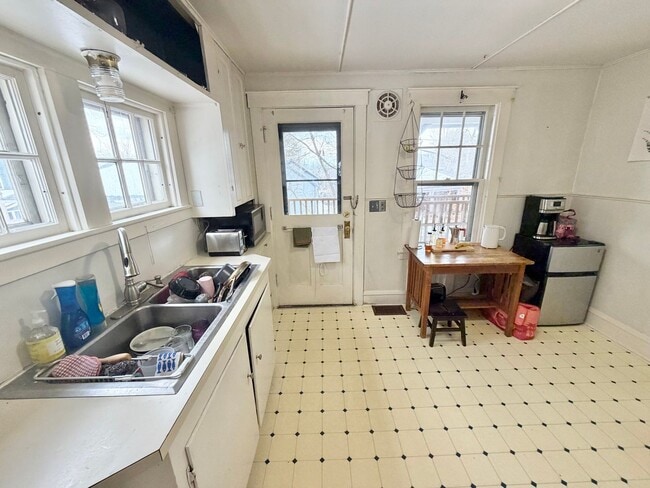 Building Photo - 3 Bedroom Apartment in Burlington VT Available NOW! OFF STREET PARKING, LAUNDRY, HEAT INCLUDED!