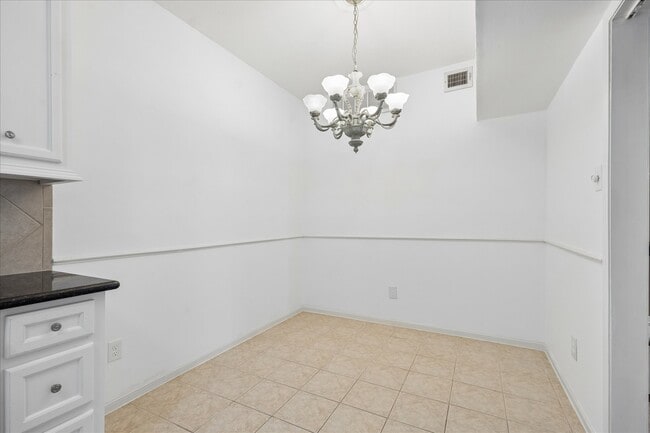 Building Photo - 2100 Tanglewilde St