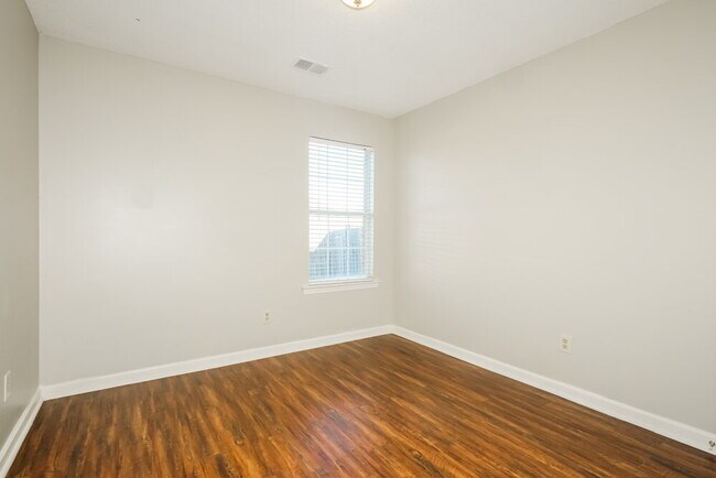 Building Photo - 7631 Tally Ho Dr E