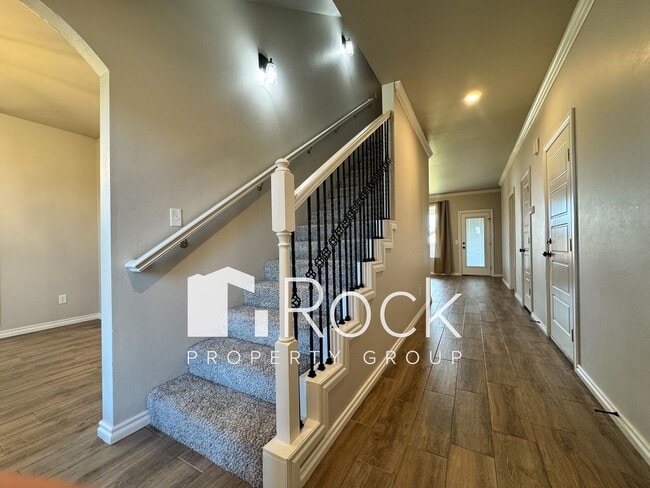 Building Photo - Spacious 3-Bedroom Home with Designer Kitc...