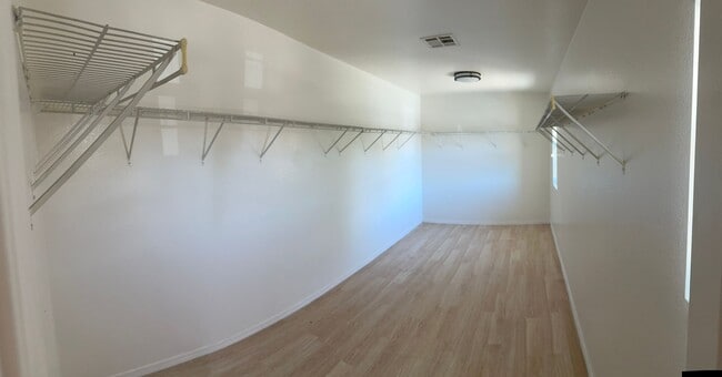 Building Photo - Large 5 bedroom / 2.5 Bathroom Perris Home