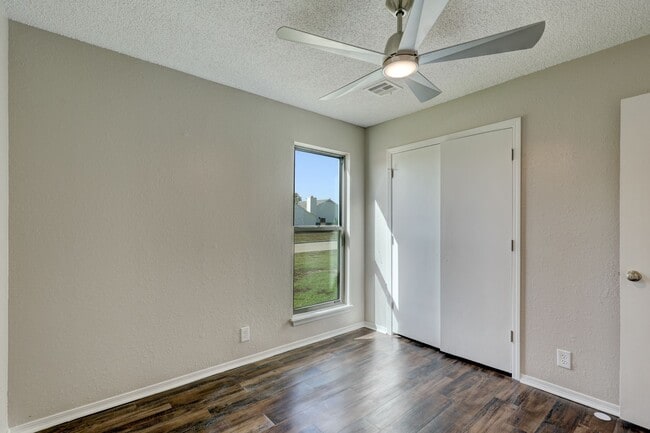 Building Photo - Home Like Living at Apartment Prices