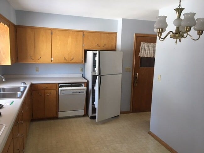 Building Photo - 3 Bedroom Home w/ Attached garage & Large basement. Washer/Dryer Included